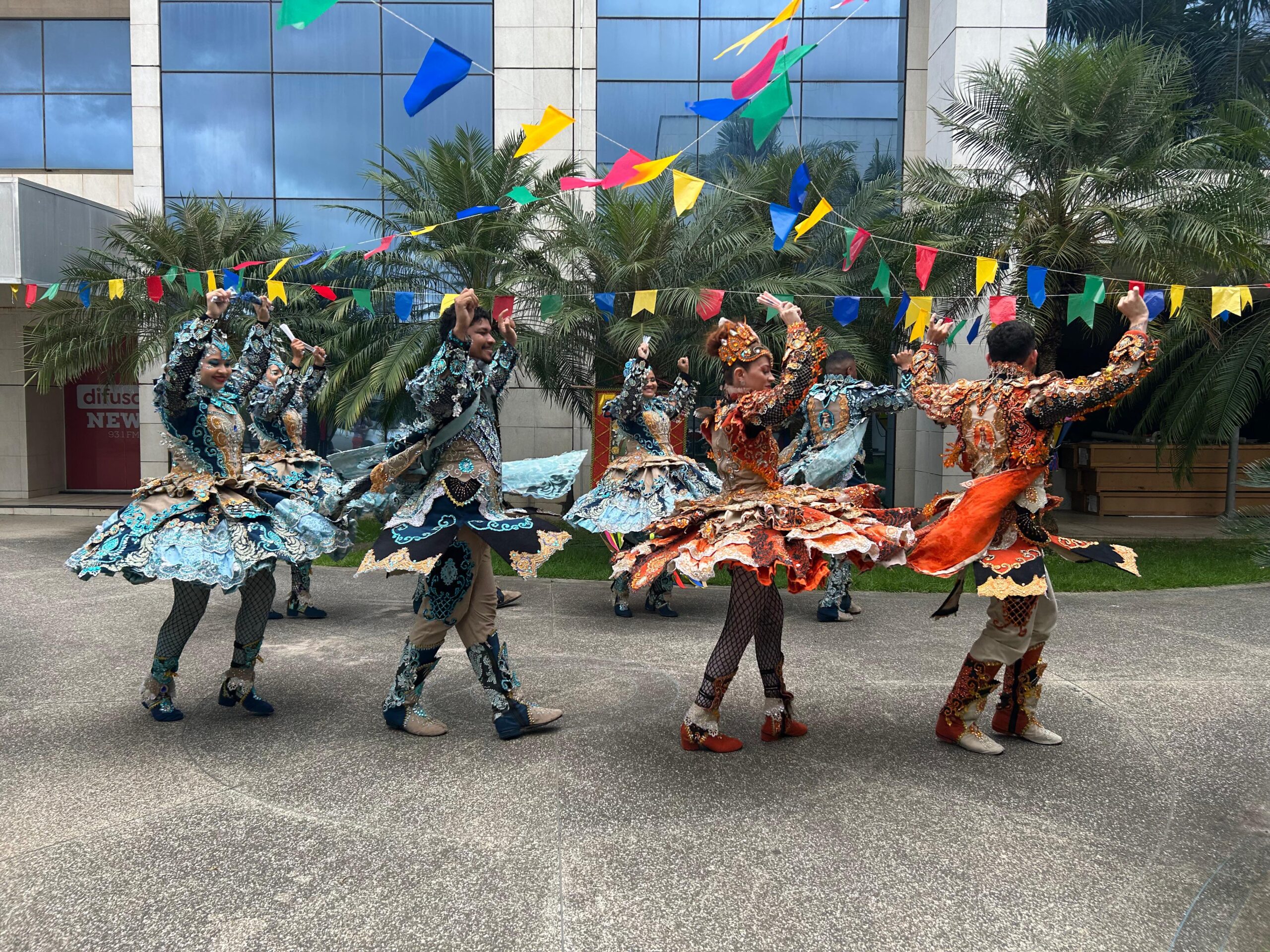 Hora D: Grupo Raízes de Portugal e Boi Encanto da Ilha se apresentam ao vivo