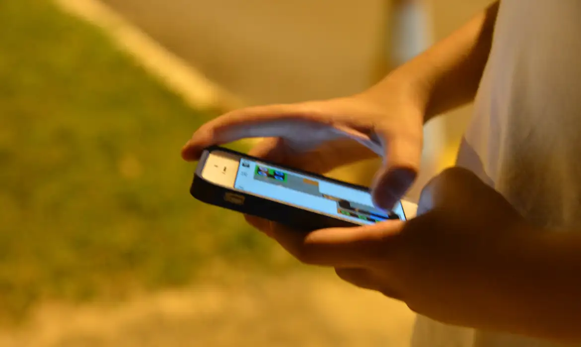 9 em cada 10 brasileiros acham que adolescentes não têm apoio para lidar com redes sociais, aponta pesquisa
