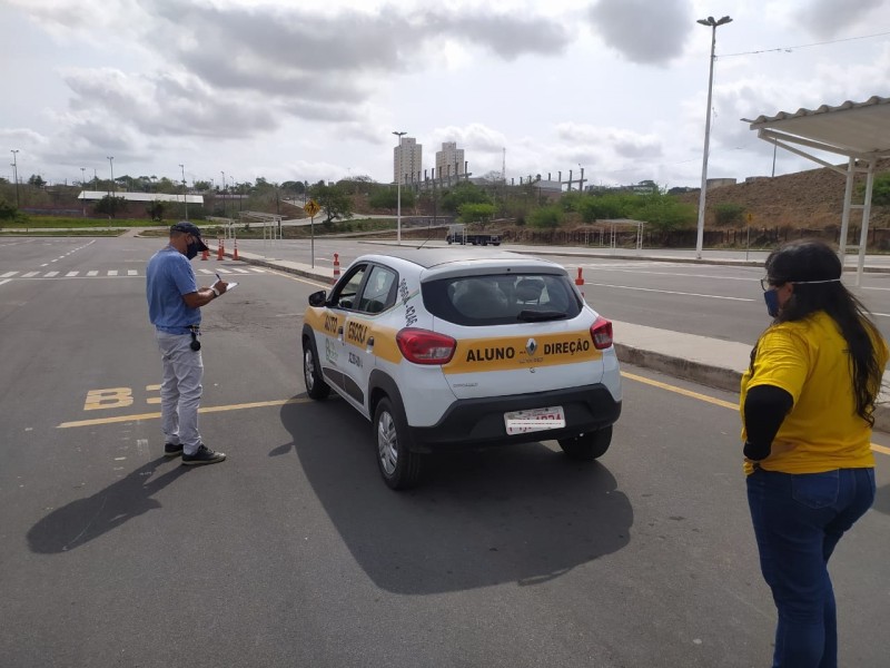 PL prevê CNH gratuita para pessoas de baixa renda com recursos de multas de trânsito