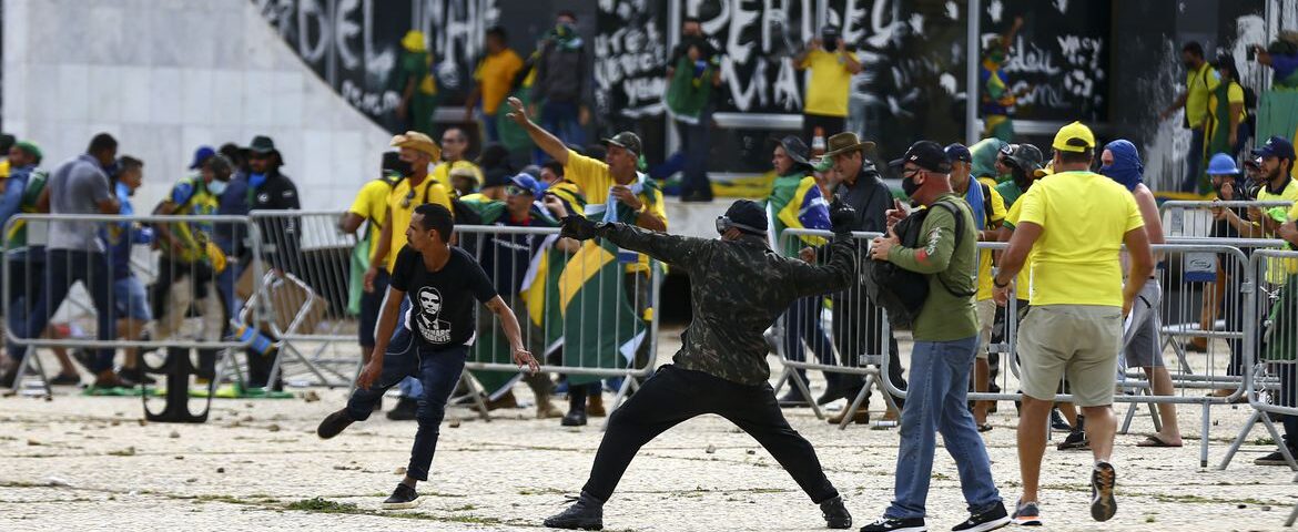 Manifestantes invadem Congresso, STF e Palácio do Planalto.