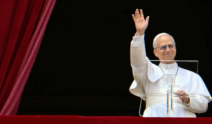 Papa Leão XIV pede paz na Ucrânia e Gaza em 1ª aparição pública com 100 mil fiéis