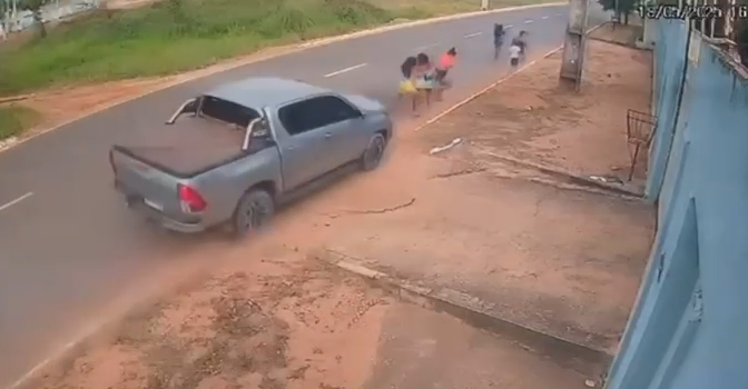 Mulher é presa após atropelar grupo de pedestres em Balsas; confira vídeo
