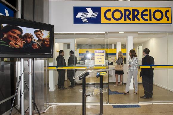 Aposentados podem consultar e contestar descontos indevidos do INSS nos Correios