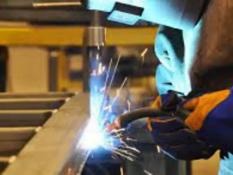 Empresa na área da construção em Paço do Lumiar contrata Auxiliar de Serralheiro