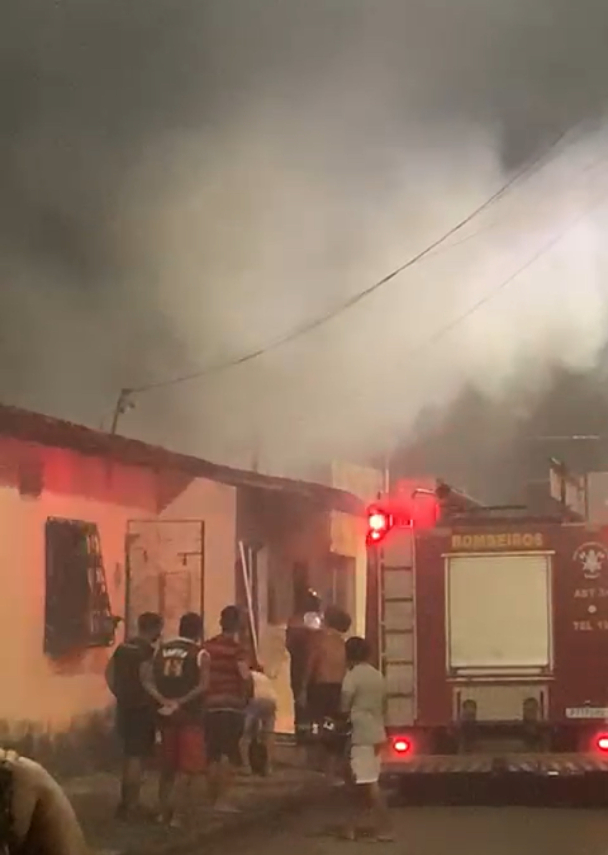 Assista: Residência pega fogo e assusta moradores na Cidade Operária