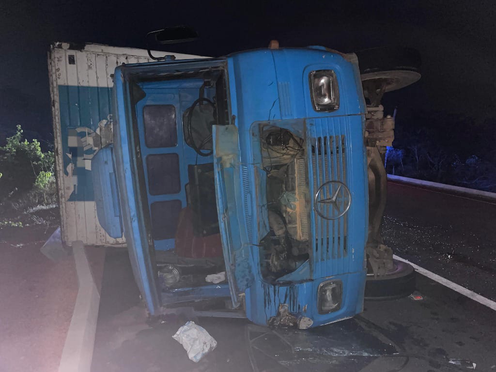 Caminhão tomba em Timon e motorista fica em estado grave