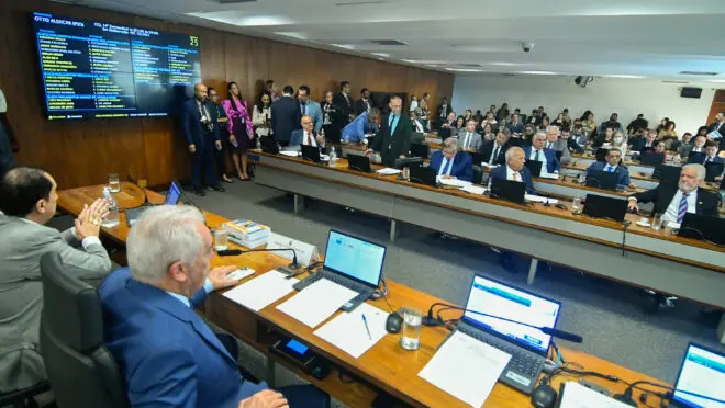 PEC que acaba com a reeleição é aprovada na CCJ do Senado