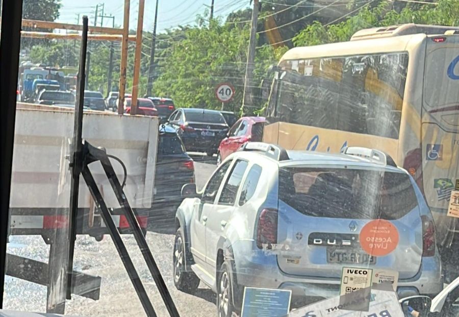 Acidente com quatro veículos causa engarrafamento na área Itaqui-Bacanga