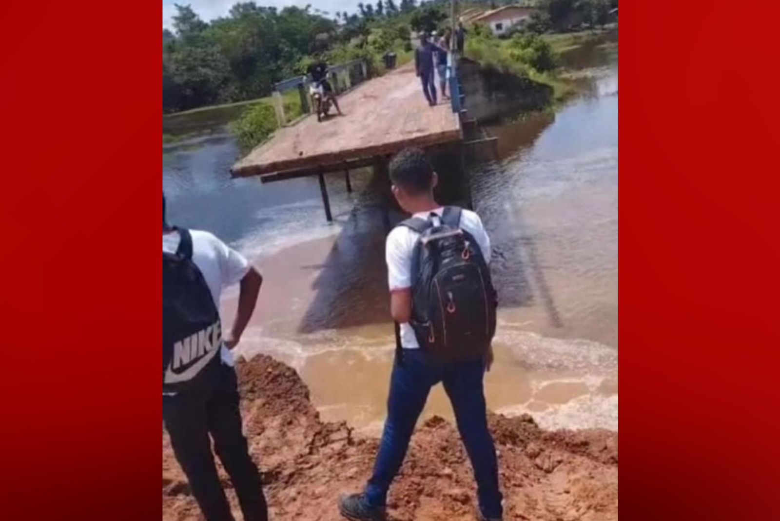 Vídeo: ponte desaba quando estudantes esperavam ônibus para ir à escola em Santa Inês