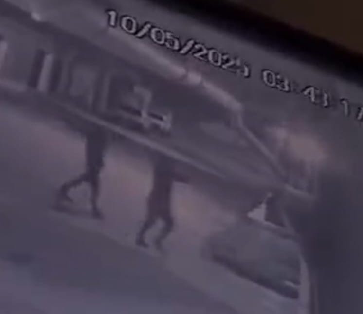 Homem é preso por furto de portão e dono de sucatão autuado por receptação