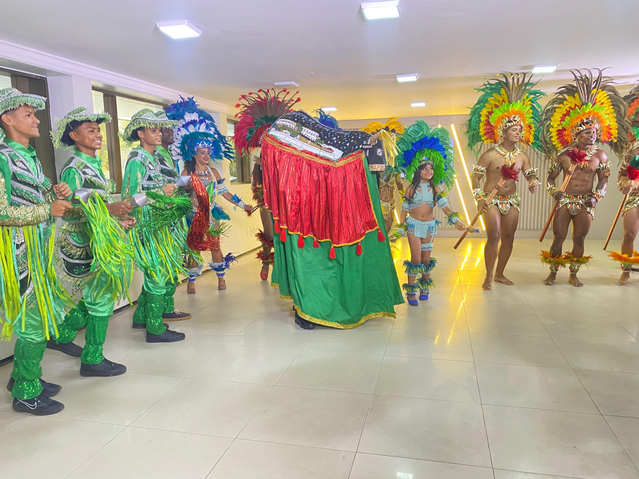 Cacuriá Balaio de Rosas e Boi Encanto do Olho D’Água marcam presença no arraial do Hora D
