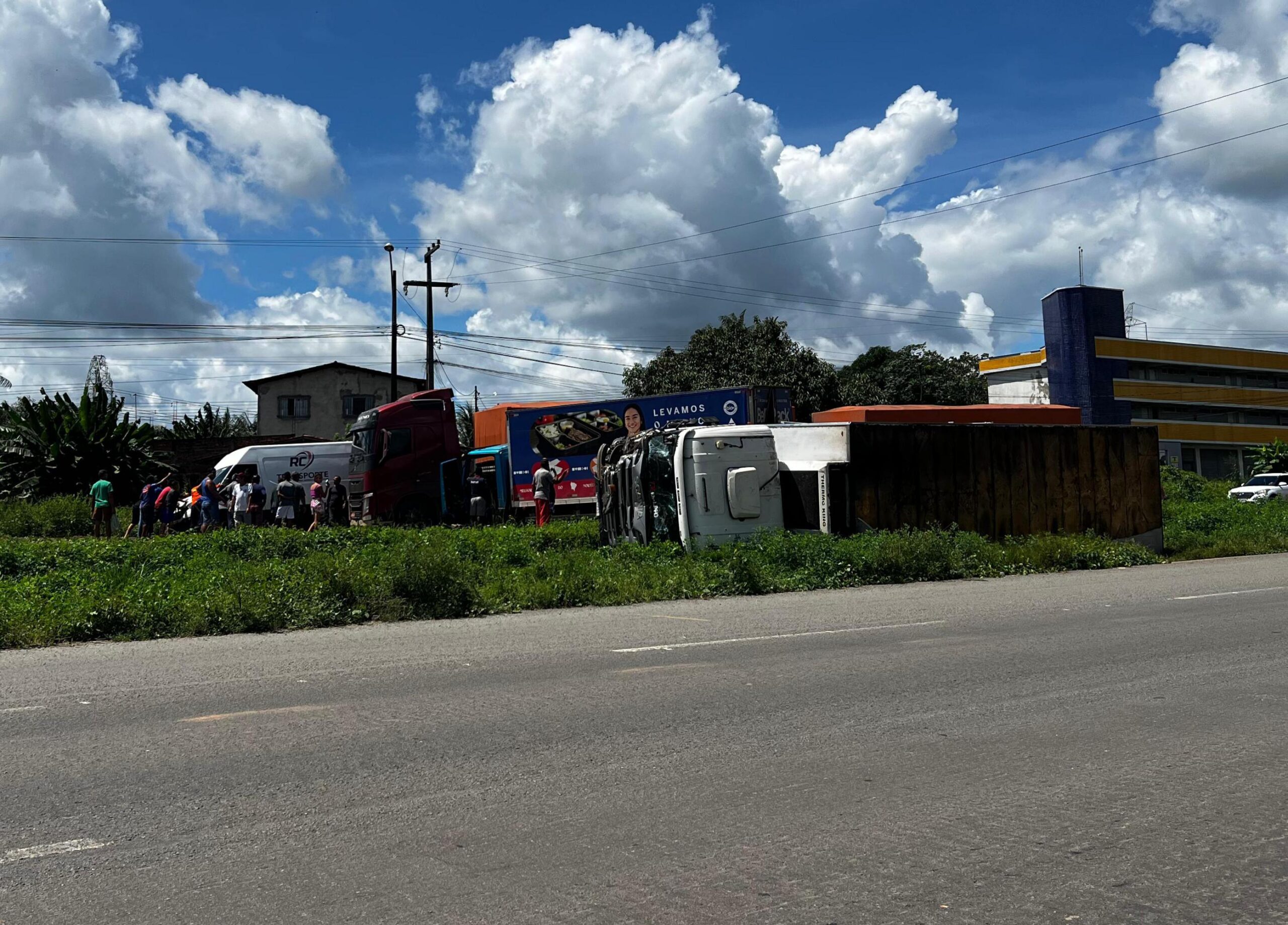 Carreta e caminhões se envolvem em grave acidente na BR-135, um caminhão tombou na pista