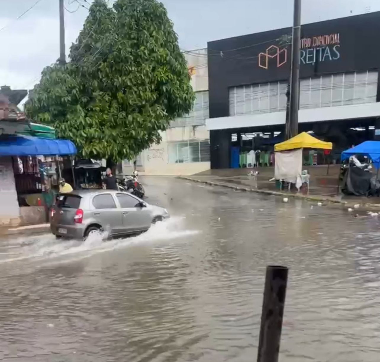 Chuva alaga Mercado Central em São Luís