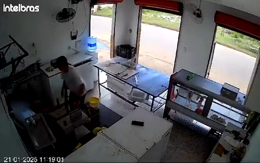 Choque elétrico causado por celular na tomada: especialista explica motivos e como evitar