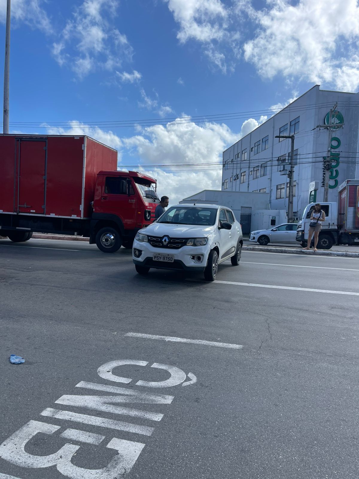 Acidente com caminhão baú e veículo de passeio é registrado na Avenida Jerônimo de Albuquerque