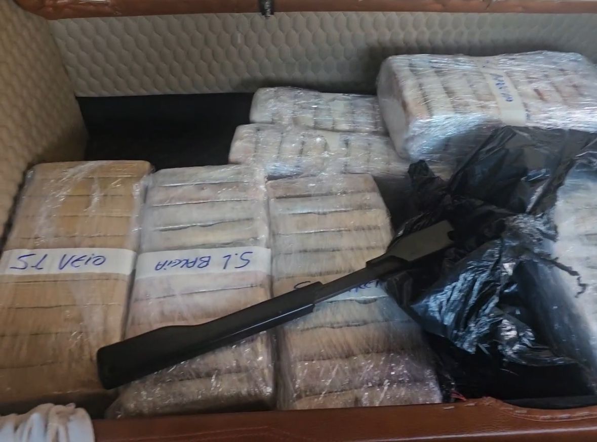 Caminhão com 240 tabletes de cocaína e mais de R$ 150 mil em espécie é interceptado na entrada de São Luís