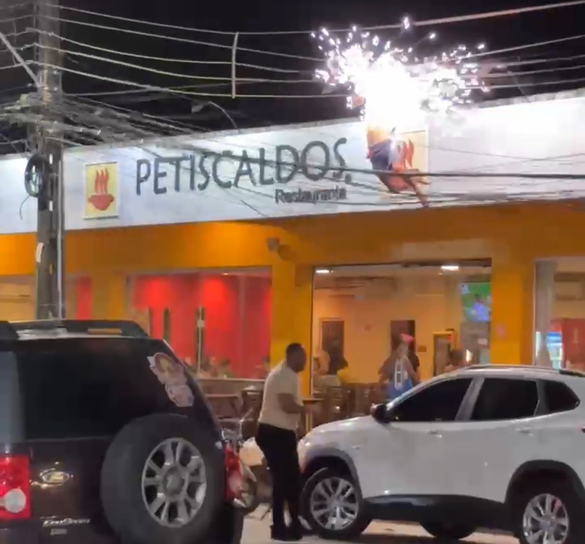 Homem se joga contra fiação elétrica duas vezes e tenta assumir direção de viatura no Cohatrac