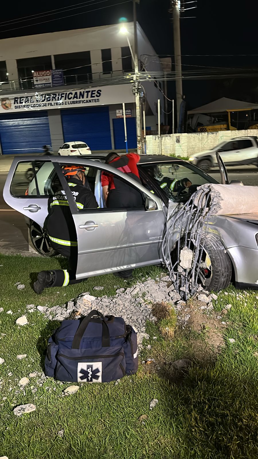 Durante acidente motorista colide contra poste na Avenida Guajajaras
