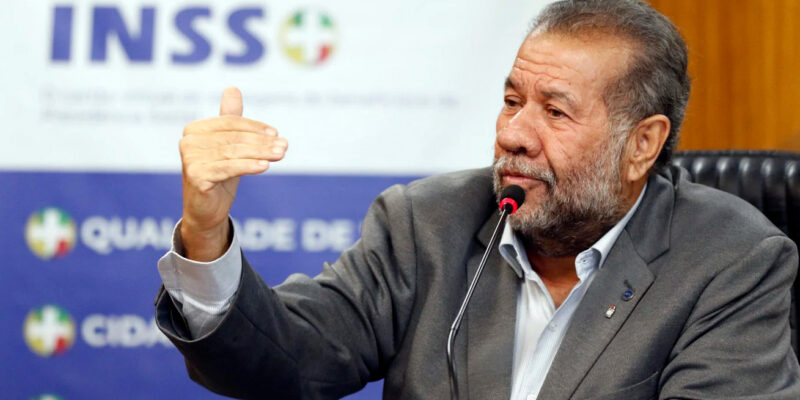 Após fraude no INSS, Carlos Lupi pede demissão do Ministério da Previdência