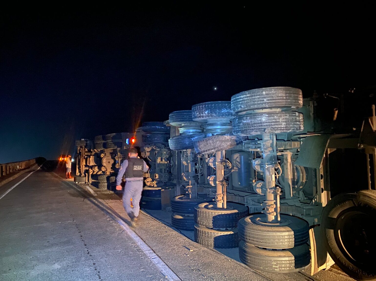 Carreta tomba e deixa parte da via interditada na ponte do Estreito dos Mosquitos