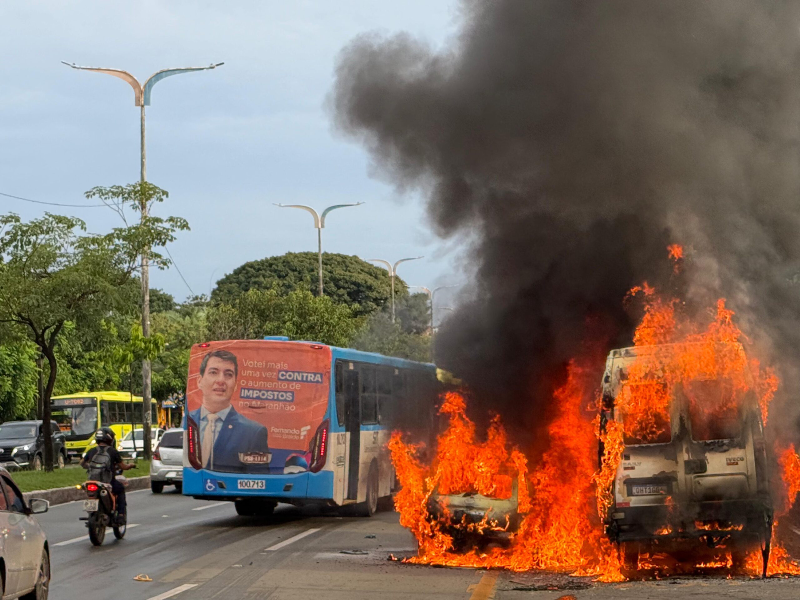Veículos se envolvem em acidente, pegam fogo, e ficam destruídos pelas chamas