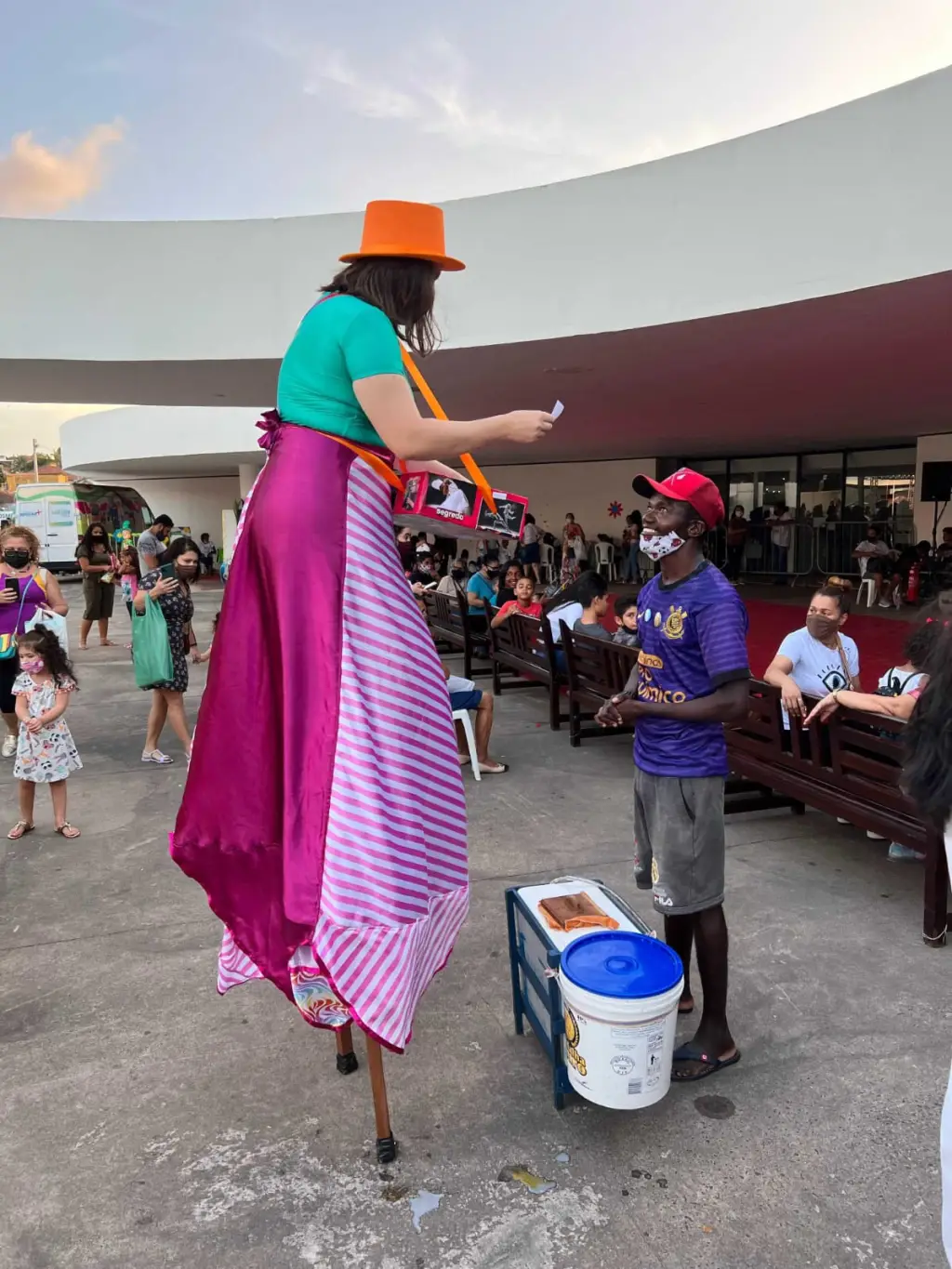 “Voadores” sob pernas de pau transformam Praça Deodoro em cena poética no Festival de Circo São Luís