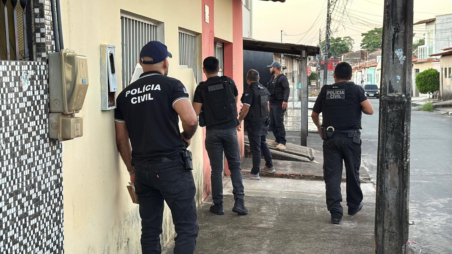 Duas pessoas são presas e armas apreendidas em operação contra comércio ilegal de armamento