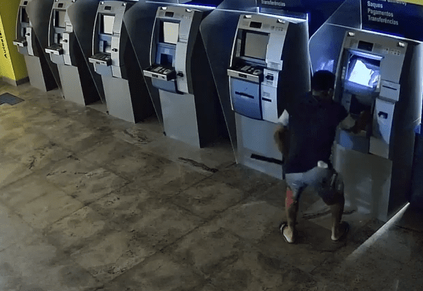 Homem invade agência bancária com machado na cidade de Rosário