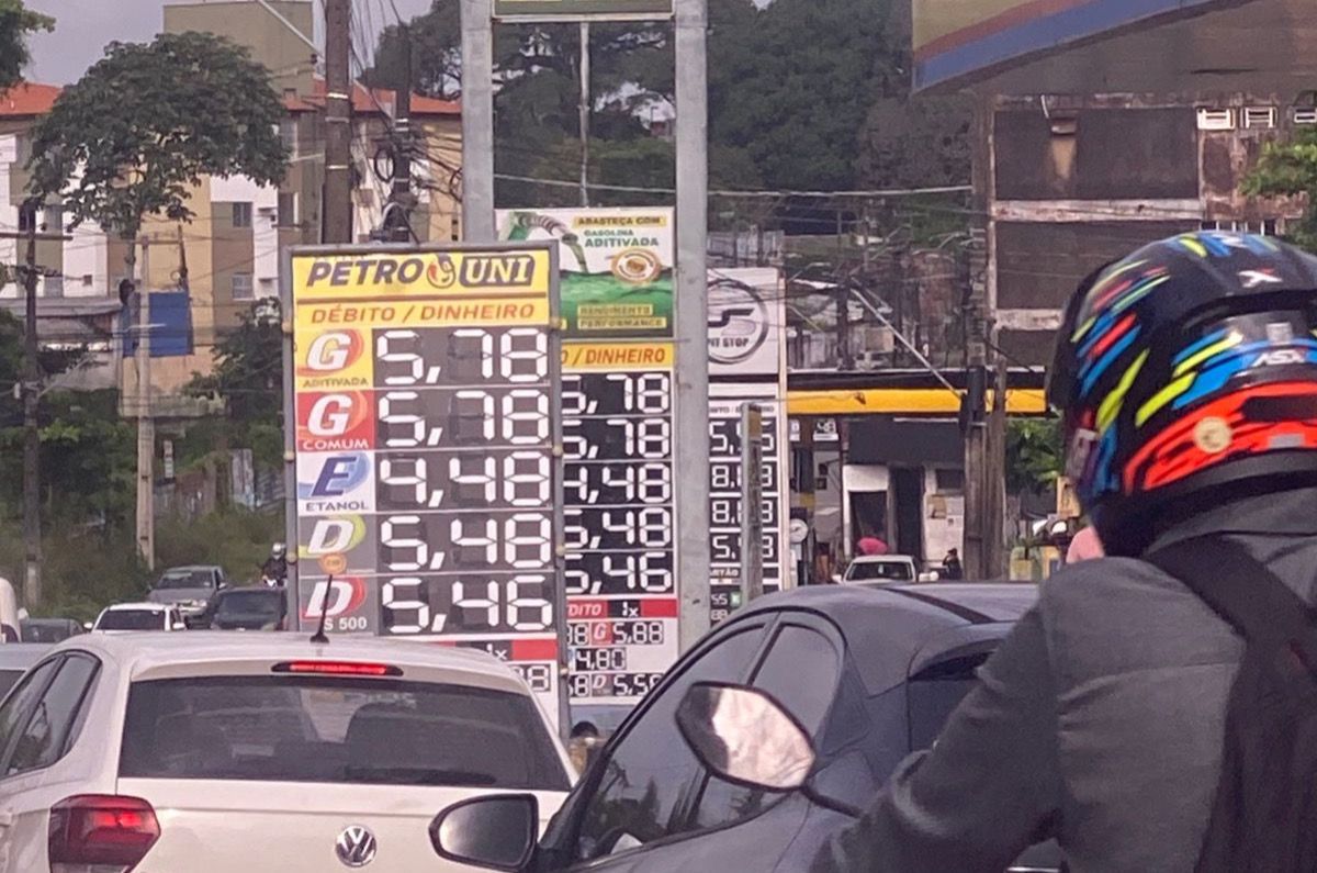 Mesmo com redução anunciada pela Petrobras, preço da gasolina aumenta em postos da capital