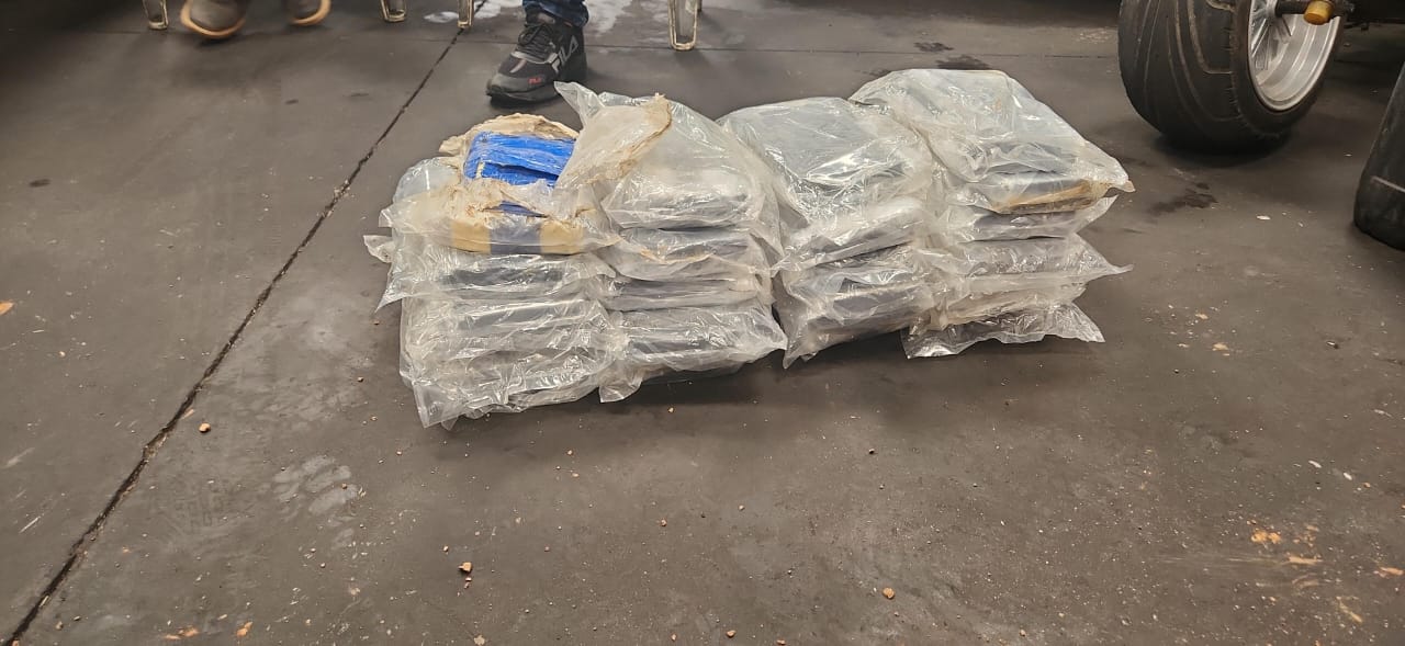 Vídeo: 21 tabletes de cocaína apreendidos em caminhonete na BR-135, em São Luís