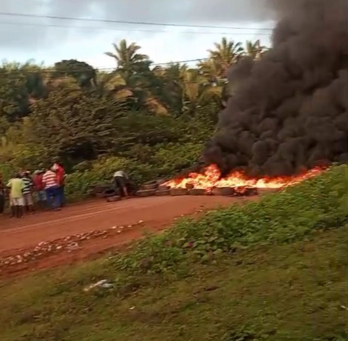 Manifestantes interditam a MA-014 na baixada Maranhense