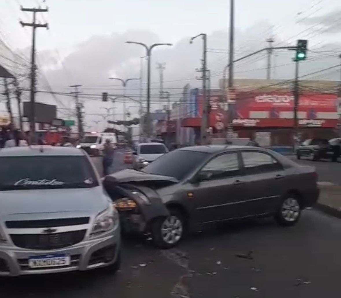 Acidente de trânsito deixa via intrafegável próximo à Feira do João Paulo