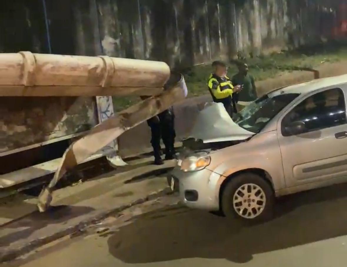 Ponto de ônibus e muro são atingidos por carros em dois acidentes na noite de domingo (8)