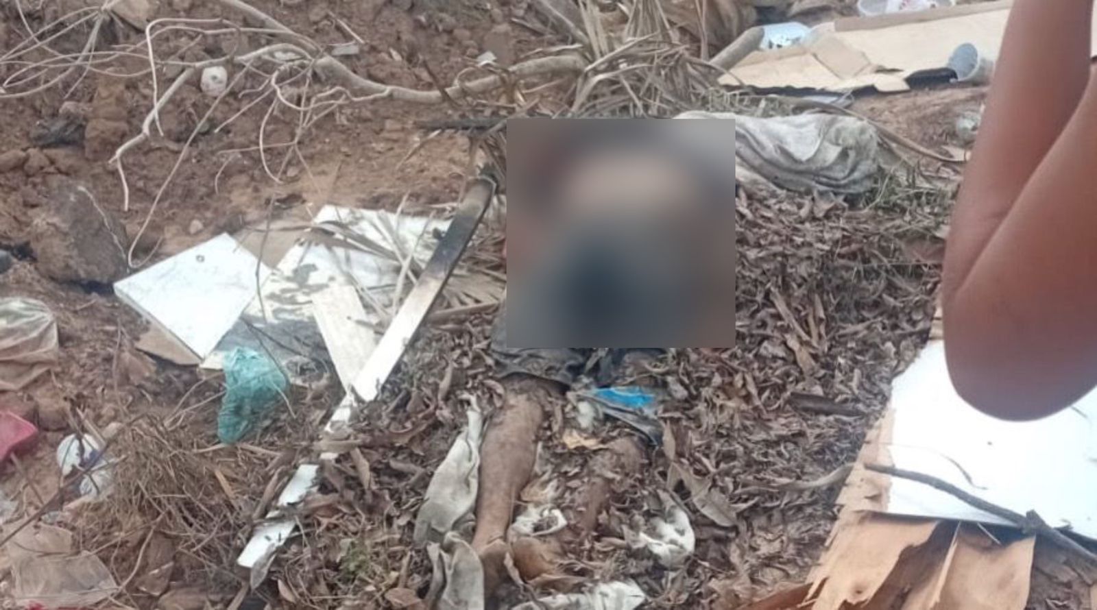 Vídeo: corpo com indícios de violência é encontrado jogado em lixão