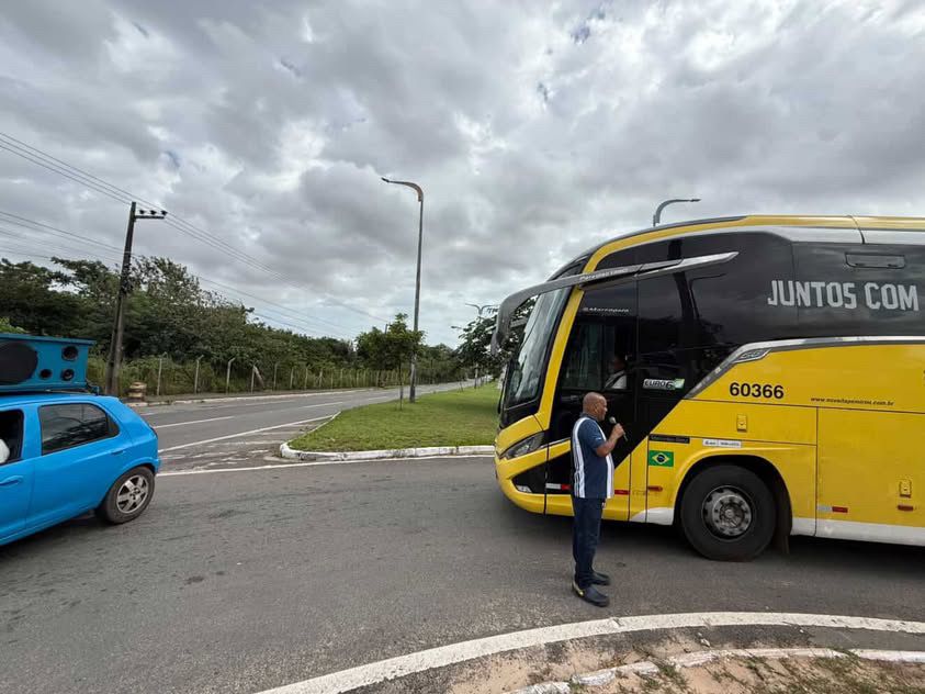 Vídeo: ônibus intermunicipal é impedido de circular durante greve dos rodoviários