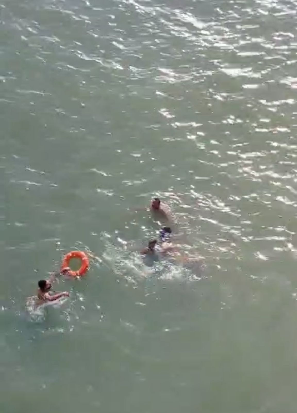 Mulher é resgatada, após cair no mar na ponte José Sarney