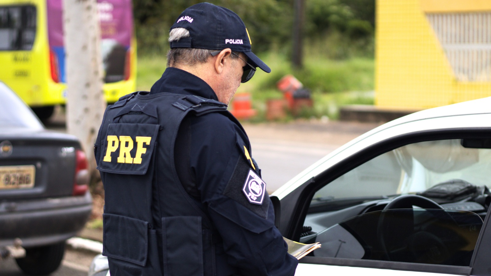 PRF apreende veículo com registro de roubo e prende homem com mandado de prisão em aberto