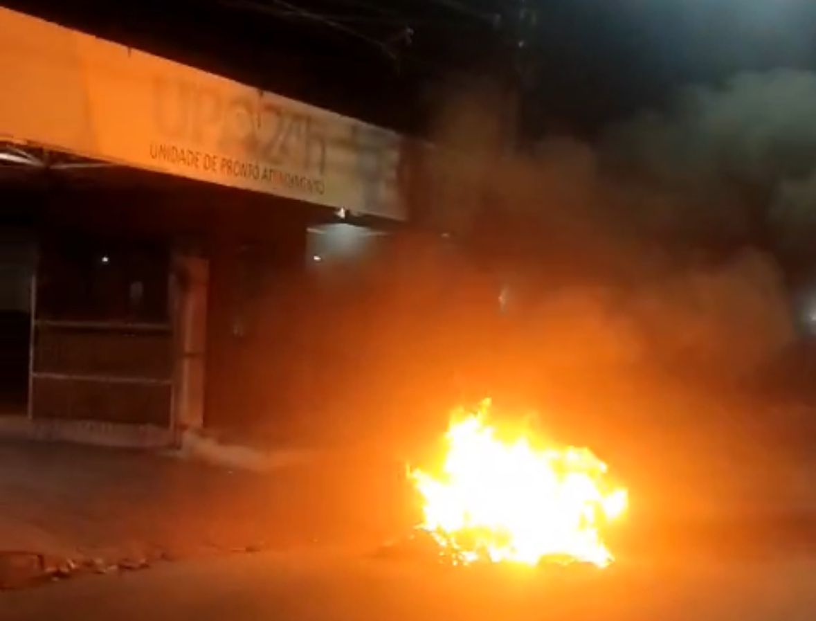 Motocicleta pega fogo em frente à UPA da Cidade Operária