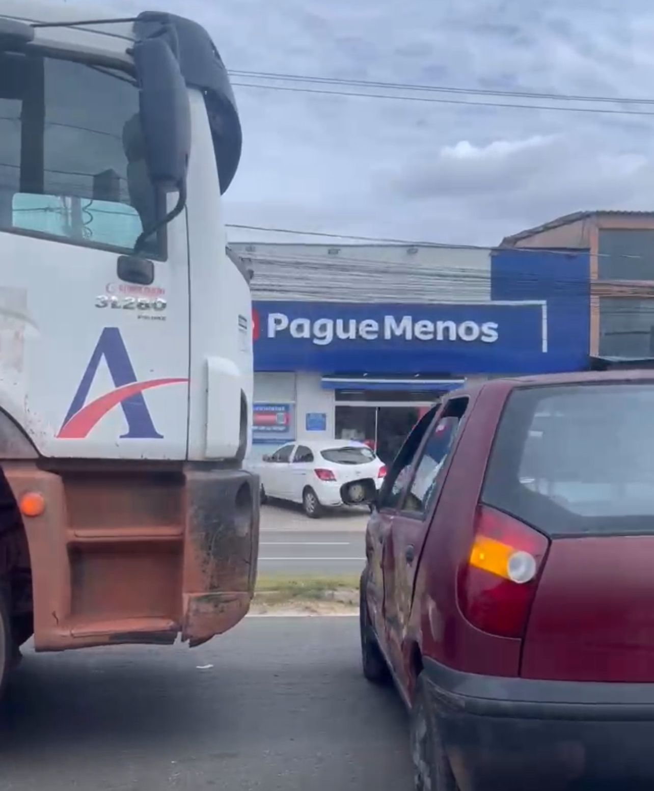 Dois acidentes com caçambas causam engarrafamento na MA-203