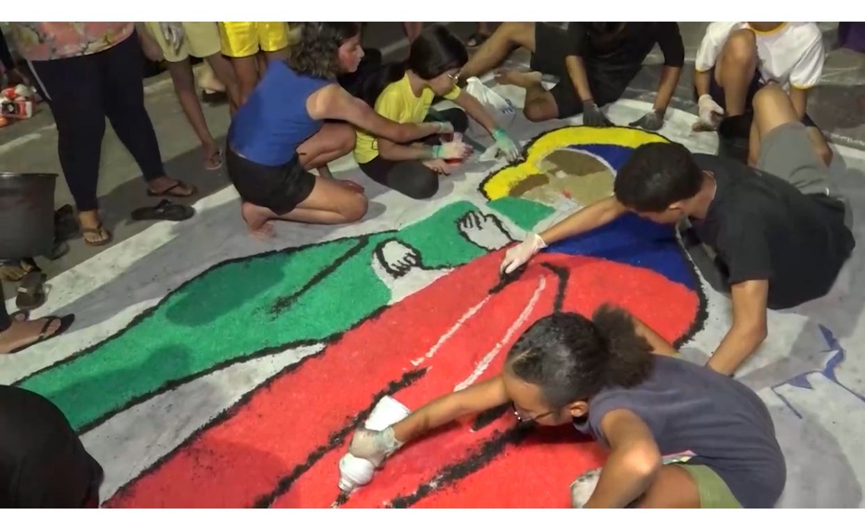 Fiéis e comunidade do Cohatrac se reúnem para montagem dos tapetes de Corpus Christi