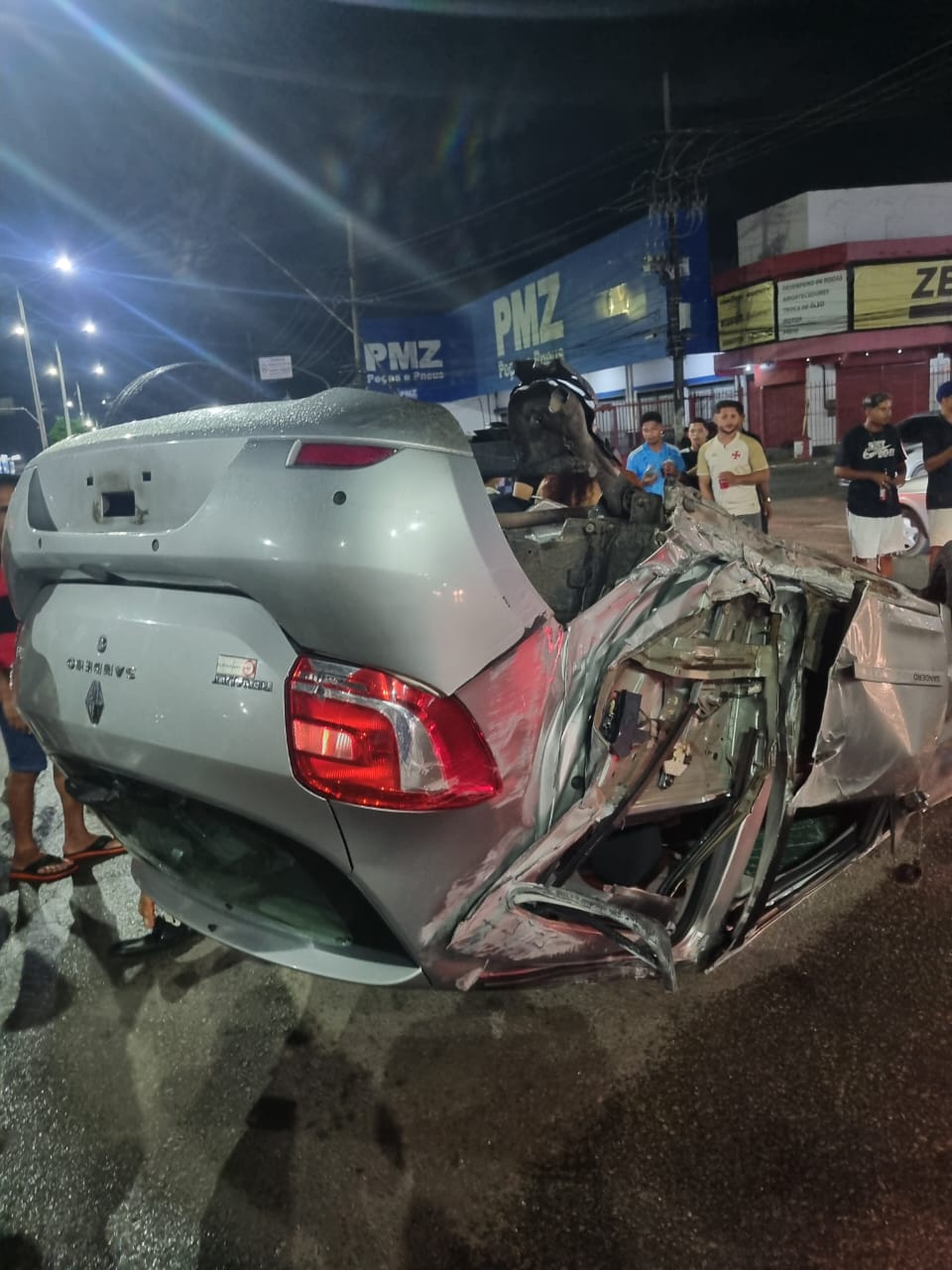 Veículo capota e é arrastado por cerca de cinco metros na Avenida Guajajaras
