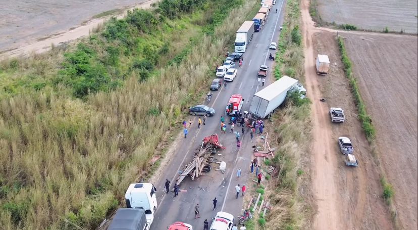 Vídeo: homem fica gravemente ferido após acidente envolvendo três caminhões em Grajaú