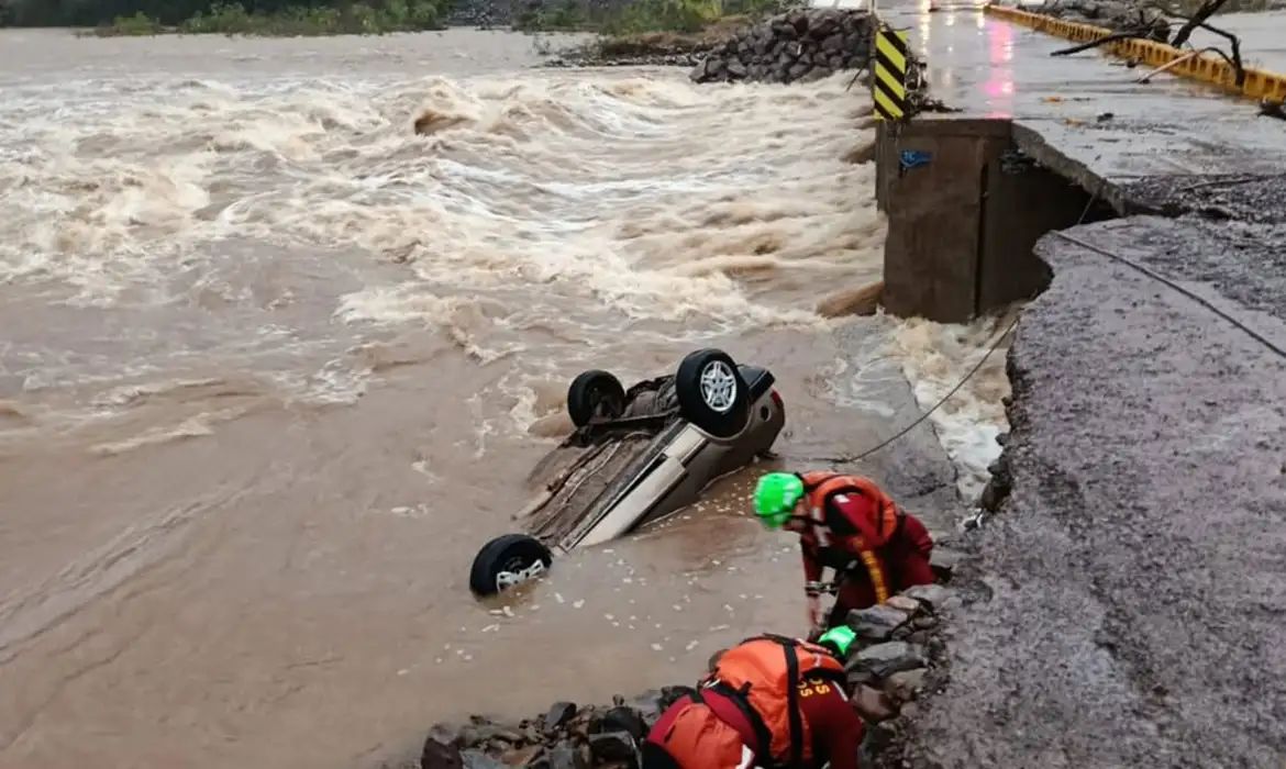 Quase 7,3 mil pessoas deixaram suas casas no RS por causa das chuvas