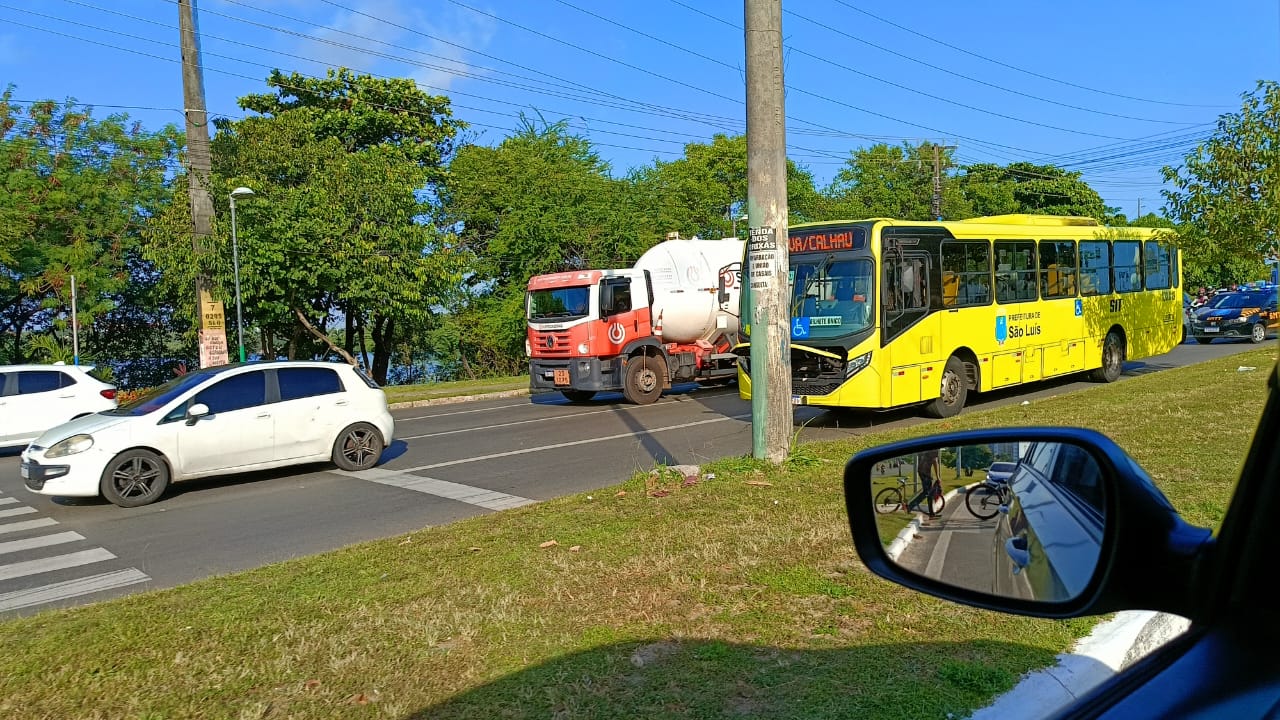 Três ônibus ficam “no prego” em diferentes regiões de São Luís e congestionam trânsito