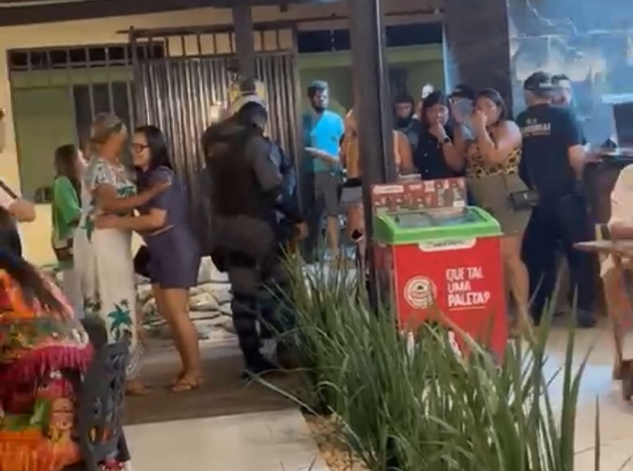 Vídeo: discussão entre policiais causa tumulto em restaurante de São Luís