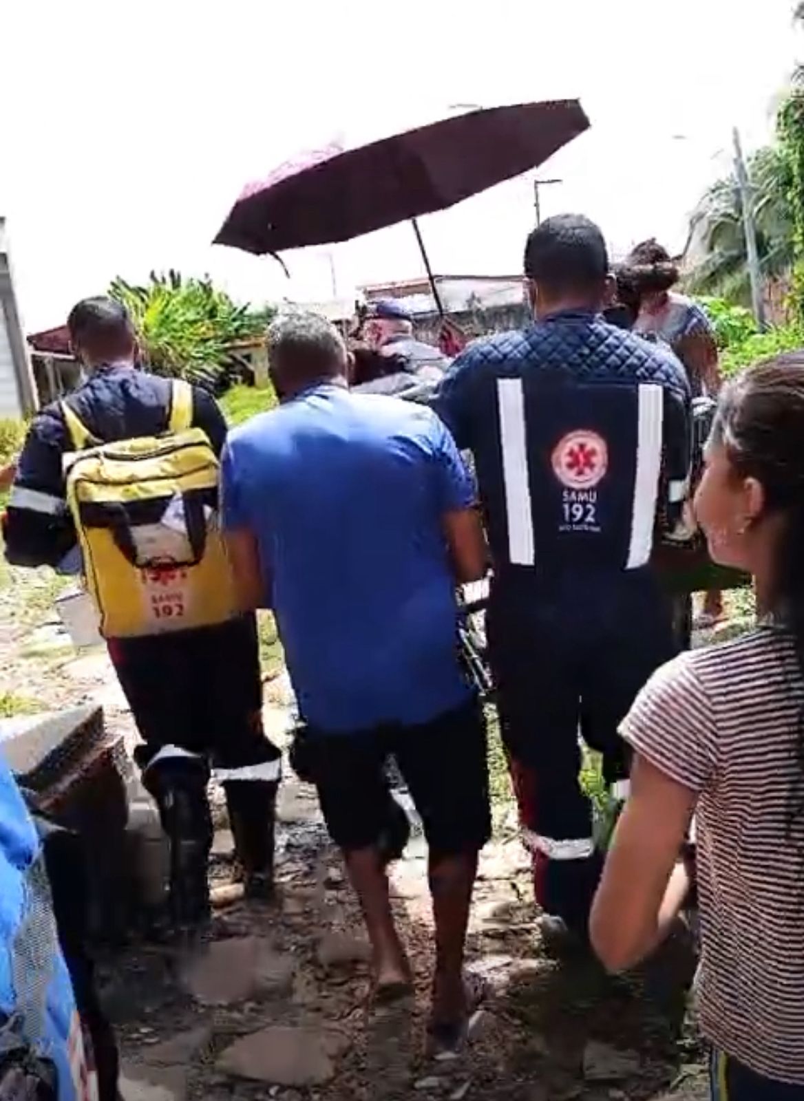 Mulher dá à luz em casa após ambulância do Samu não conseguir acesso a rua