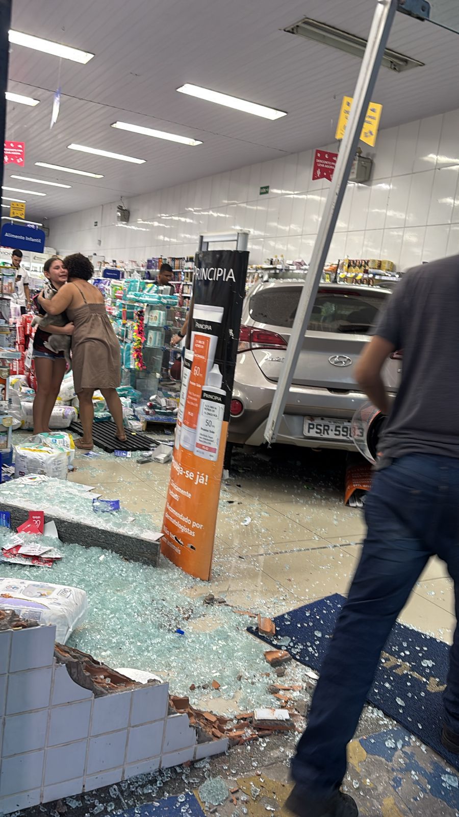 Motorista invade farmácia e uma pessoa fica ferida durante acidente no bairro do Caolho