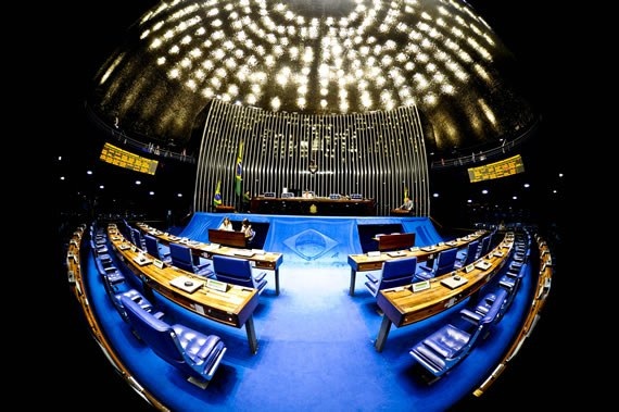 Projeto que muda regras do IOF avança na Câmara e repercute no Senado