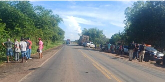Motociclista morre após colidir com caminhão na BR-135, em Miranda do Norte