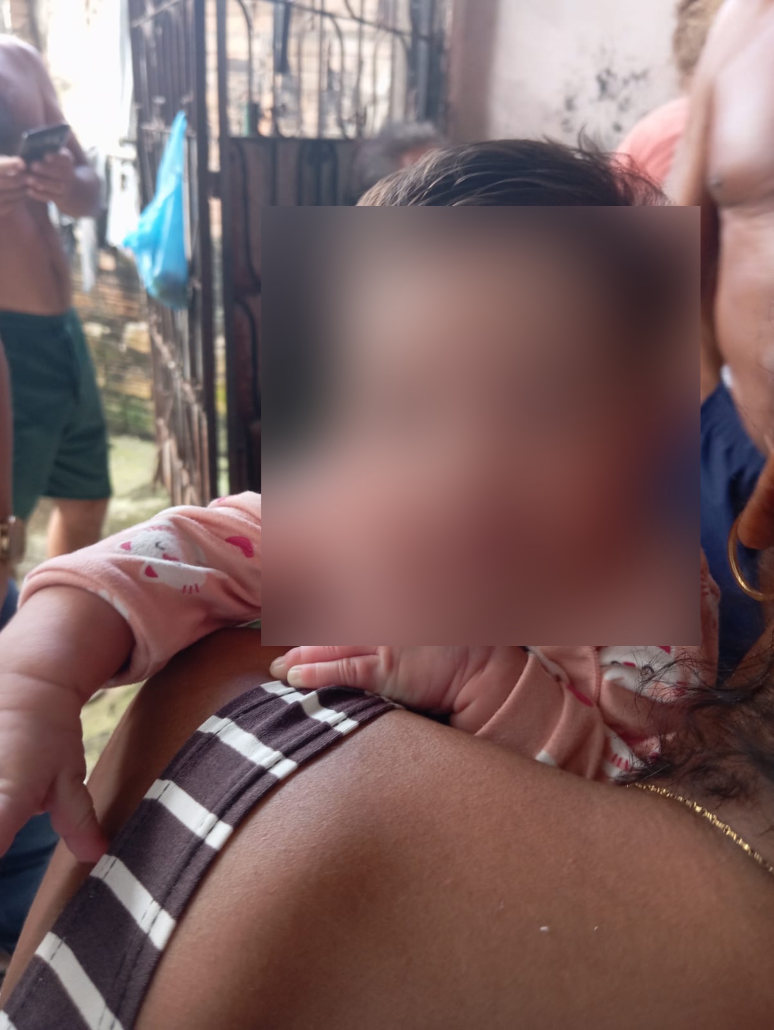Bebê é encontrada abandonada em pé de árvore em Santa Helena; mãe ainda não foi localizada